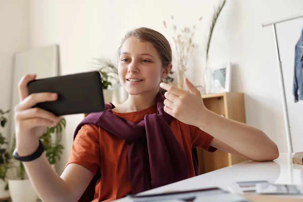 adolescent smartphone