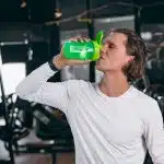 un sportif buvant à sa gourde