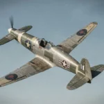 Avion de chasse vintage effectuant un tonneau classique dans un ciel bleu, manœuvre aérienne historique illustrant l'origine du barrel roll