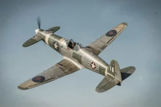 Avion de chasse vintage effectuant un tonneau classique dans un ciel bleu, manœuvre aérienne historique illustrant l'origine du barrel roll
