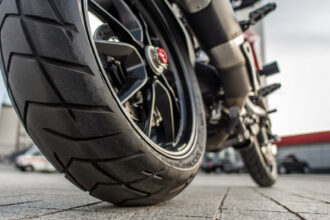 Comment un roadster électrique se distingue d’un roadster classique ?