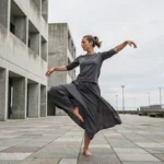 Danseuse contemporaine en mouvement sur une place urbaine du Havre lors du festival Pharenheit