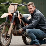 Homme vérifiant la chaîne d'une moto cross en extérieur