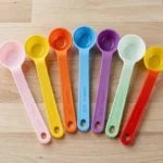 Jeu de cuillères mesure en plastique posées sur un plan de travail de cuisine