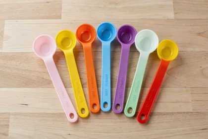 Jeu de cuillères mesure en plastique posées sur un plan de travail de cuisine